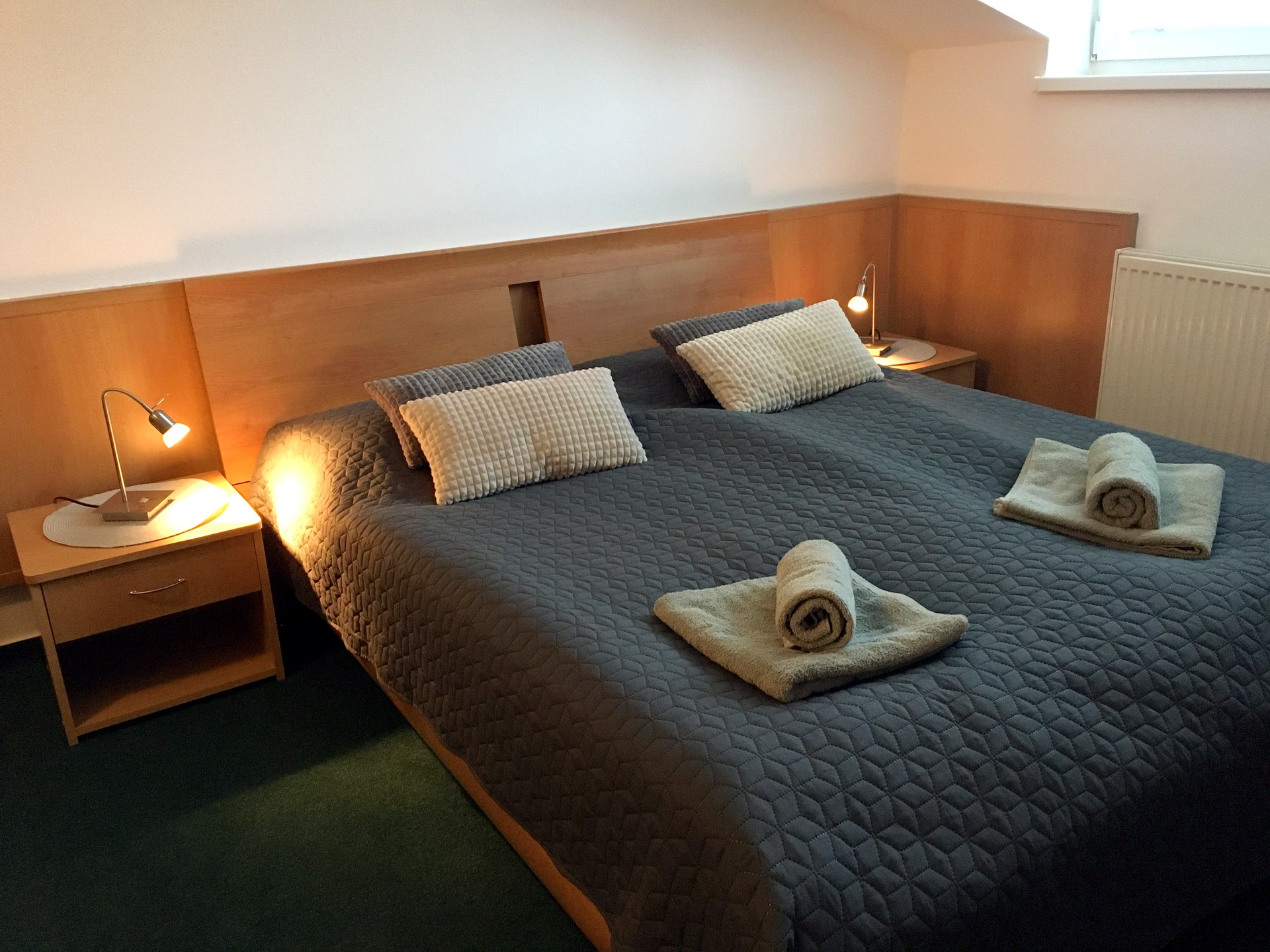 Podkrovný apartmán s dvomi izbami v Ubytovaní KRAS